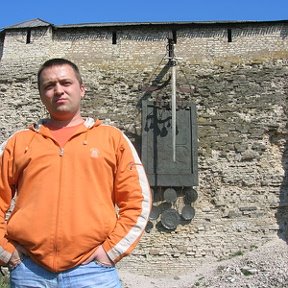 Фотография "Древние стены псковского Кремля.
Справа, довмонтов меч."