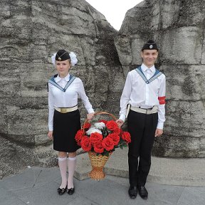 Фотография "ВОЗЛАГАЕМ ЦВЕТЫ НА МЕМОРИАЛЕ)"