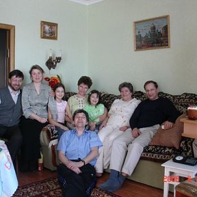 Фотография "Слева направо: я, супруга, старшая дочь, мама, дядя (мамин брат - сидит), младшая дочь, тетя, брат"