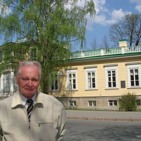 Фотография "Мрачковский Николай Николаевич на фоне исторического дома недалеко от Екатерининского дворца в Санкт-Петербурге 2008г."