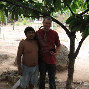 Фотография "Все просто. Я и Майоа-касике племени индейцев Суруи. Сентябрь 2008. Деревня Суруи, Северо-Западная Бразилия."