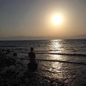 Фотография "Разве Красное видится море,
Иордании горы вдали...
Солнце встало. Молитва.
..."