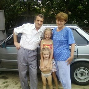 Фотография "Мои машина, муж и внучки Настя и Ангелина."