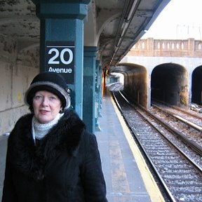 Фотография "декабрь 2006г.Нью-Йоркское метро (станция в Бруклине).Первое знакомство с городом началось с подземки. По сравнению с грязью и крысами в Н-Й Харьковское метро - просто супер!"