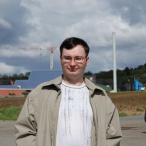 Фотография "3.06.2009. Берген. Я на фоне Биоэлектростанции."