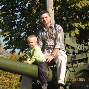 Фотография "я и сынуля, малого звать Лев.
на башне Т-80"