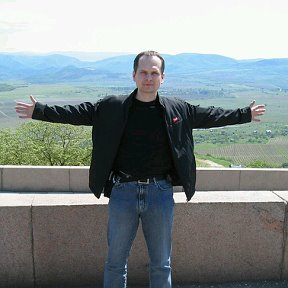 Фотография "обожаю эту фотку, молодой, здоровый, сильный. 34 года мне тут
май 2008 года, Крым, площадка перед диорамой в Севастополе."