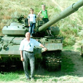 Фотография "Я отдал танковым войскам лучшие годы, пусть пацаны привыкают. Здесь- внук Андрюша ( справа) и его дружбан."