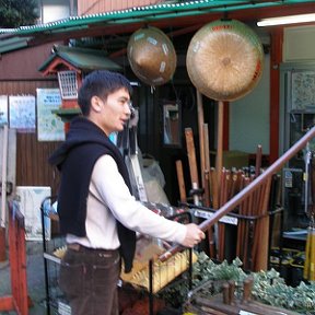 Фотография "Я выбираю деревянный меч в Камакуре （鎌倉）для своего друга. Уже успел его подарить в Киргизии на каникулах. 

Камакура, октябрь 2006 года. "