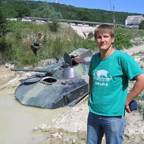 Фотография "Новороссийск, пригород. Во время учений на военном полигоне в луже застрял БМД."