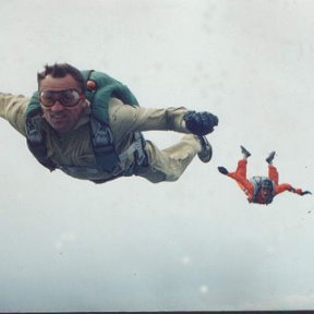 Фотография "г.Марьина Горка. 1998-й год. Прыжки с парашютом. Я на первом плане. За мной - Саша Титов."
