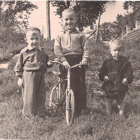 Фотография "Литва, г.Тельшай, 1956 г.. Три будущих полковника."