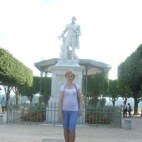 Фотография "Франция. город По. 2012 г, я и Генрих IV"