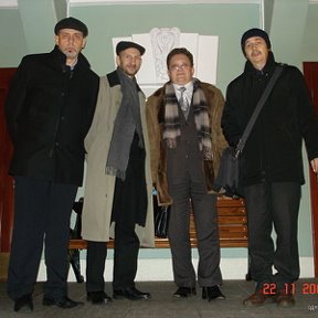 Фотография "Легко узнаваемы (слева направо)Захаров Юрий, Фельдман Гена, Брагин Виталий, Кузьмин Миша. 21 ноября 2007 г., Москва, ресторан "Семь пятниц""