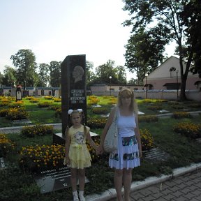 Фотография "Поездка в город Орёл. Я со своей дочкой Снежаной около памятника."