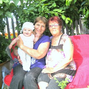 Фотография "Внучка Ева, я и сватья Лида"