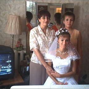 Фотография "Слева я, а рядом младшая дочь Саша. Старшая дочь Маша на первом плане.2004 год 14 августа , Машина свадьба."