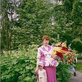 Фотография "Последний звонок ,КурбакинскаяСОШ-рядом младшая внучка 2004год,"