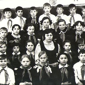Фотография "Валентина Родионовна Ребеченко  и 3 й класс 1973 год"