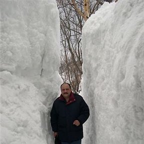 Фотография "31 марта 2005 года. Зима на Камчатке кончается летом.....
И это не фотомонтаж - снег натуральный, его даже никто специально не насыпал - природа с географией..."
