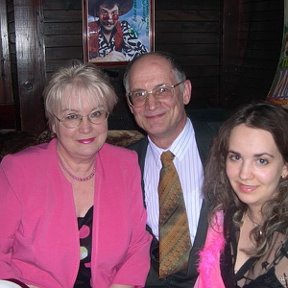 Фотография "С женой Ириной и дочкой Настей в ресторане КронПринц."