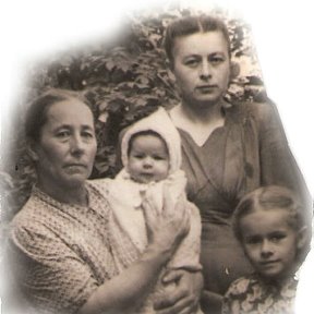 Фотография "По центру - это я, родившаяся жительница 
с. Бронёвки на Хмельниччине. 
Смотрю на мир пытливыми глазами,
А сколько мне - вы догадайтесь сами."