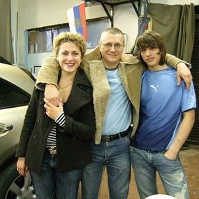 Фотография "октябрь 2007г. Москва.Я в центре и мои старшие дети Нина и Никита. "