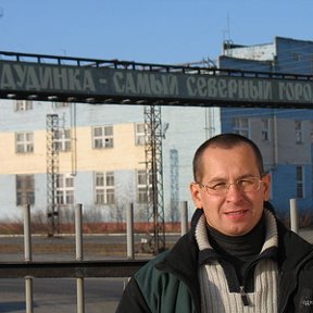 Фотография "В командировке в городе Дудинка, 100 км от Норильска и примерно 500 от берега Карского моря. 9 октября, холодно, снег ещё не лёг. Надпись на заднем плане говорит сама за себя."