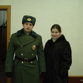 Фотография "Я с женой в новогоднем гарнизонном патруле. (31.12.2008-01.01.2009). 
// Шинель мне нашли с подполковничьими погонами, так что в звании меня на одни сутки существенно повысили. :)"