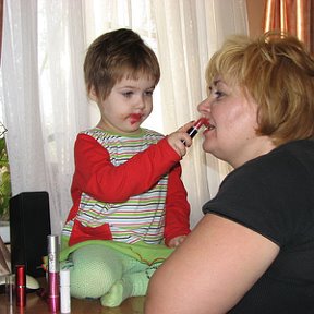 Фотография "Вика - младший мой ребенок - учится делать макияж"