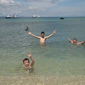 Фотография "Галапагосы. Трое в океане. В Тихом. Я  и сыновья. "