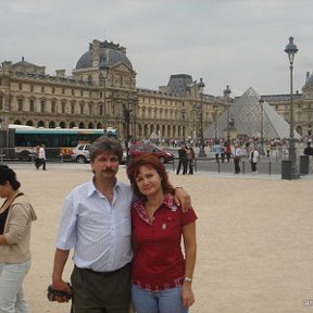 Фотография "Это я с женой измученный Лувром"