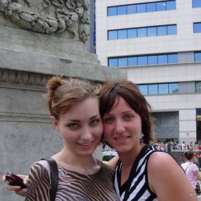 Фотография "Барселона 2005. La Rambla. Там, в стране далекой... почти случайно встретились с любимой одноклассницей:) (я-слева)"
