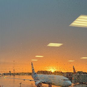 Фотография "Аэропорт Пулково - дождь и заход Солнца!"