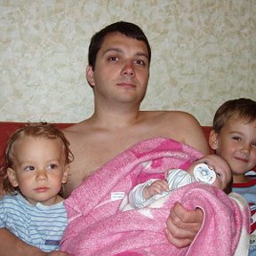 Фотография "Моё богатство!!! Я и мой детишки: слева направо - Семён-2 года, Вероника-2 месяца, Илья-7 лет."