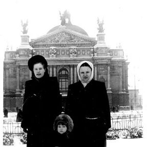 Фотография "мама (слева) и я гЛьвов,у оперного театра"