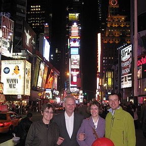 Фотография "На TimeSquare в New-York(е)(Маша,Я,Элина,Алеша)"