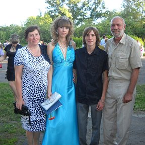Фотография "Выпускной вечер дочери. Мама, Аня, Андрей и Я 2010г."