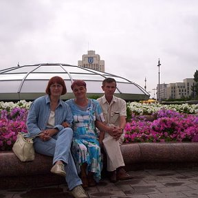 Фотография "Площадь в Белоруссия.
Я в центре,с права мой супруг,с лева племянница мужа,Наталья."