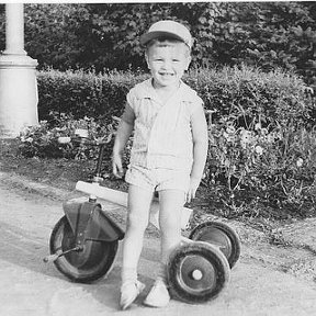 Фотография "1966. Без велосипеда себя не помню. Я и мой первый велосипед "Ракета"."