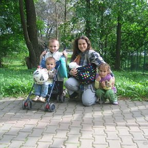 Фотография "Пока все мои зайчатки: Савва с Мишей в коляске, Я с Марусиком и Катюша. Архангельское, 26 августа 2007."