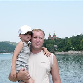 Фотография "Прошлый год. Я со старшим сыном Петькой в Новороссийске."
