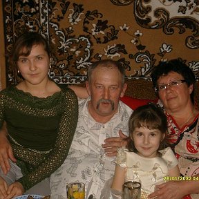 Фотография "март 2011 я, жена  и внучки."