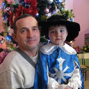 Фотография "Я с внуком на новогоднем утреннике в детском садике.2012г."
