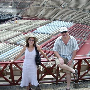 Фотография "Август 2007г. Верона. Я с дочкой Катей внутри древнего, но до сих пор успешно функционирующего колизея."