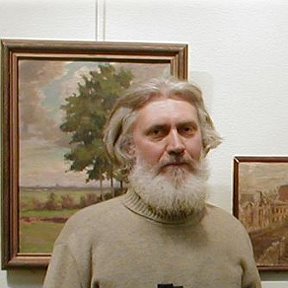 Фотография "На выставке. На фоне работ Акимушкина Игоря Ивановича- писателя, художника, ученого- биолога."
