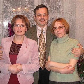 Фотография "Январь 2007 г., Ковдор. 
Со старшей сестрой Мариной(слева, окончила школу в 1974 г.) и моей сестрой двойняшкой Олей (справа, учились в одном классе)"