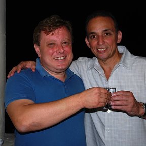 Фотография "Я и мой друг Антонио Герреро (один из 5 кубинских героев, которые более 20 лет томились в американской тюрьме) пьём водку за его счастливое освобождение. 
Январь 2015 г."