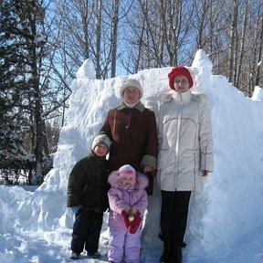 Фотография "Я с младшей дочерью и двумя внуками Мишей и Таей. Бургулюк. Январь 2009 г."