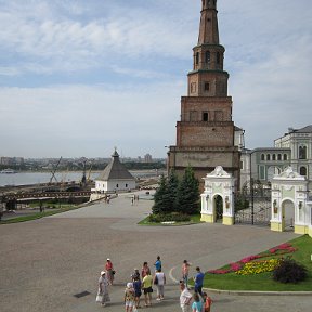 Фотография "наклонная башня на территории кремля"